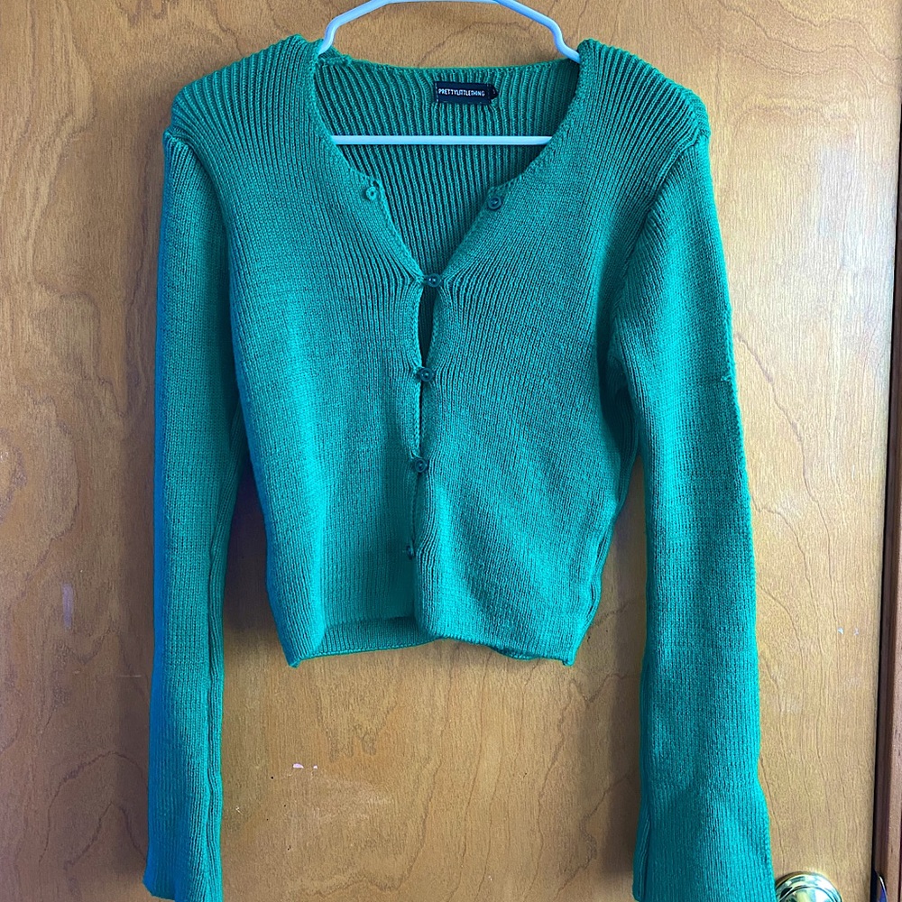GREEN PRETTYLITTLETHING BUTTON DOWN SWEATER WITH CUT OUT SLEEVE, SIZE SMALL